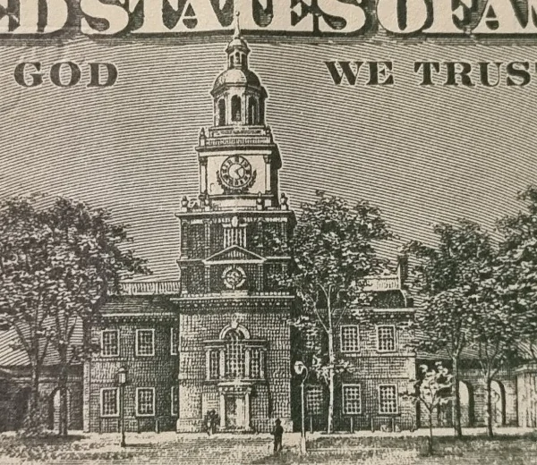 Фрагмент оборотной стороны $100 с изображением Independence Hall